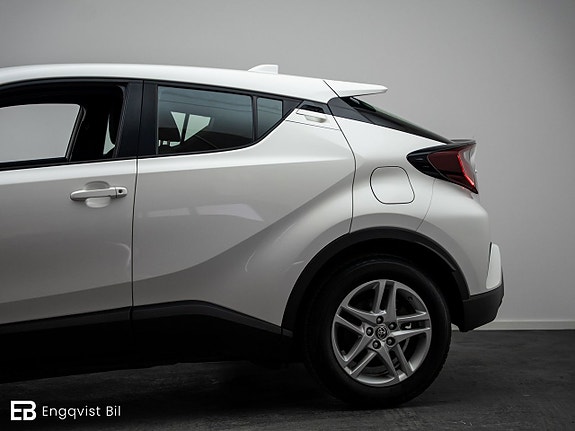 Toyota C-HR 3 of 5