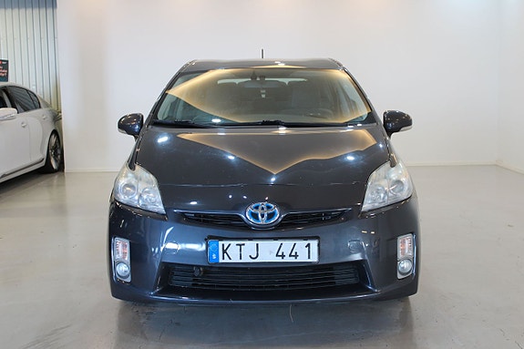 Toyota Prius 2 of 5