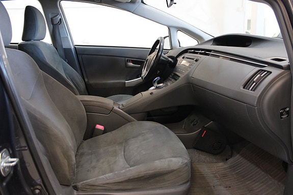 Toyota Prius 7 of 9