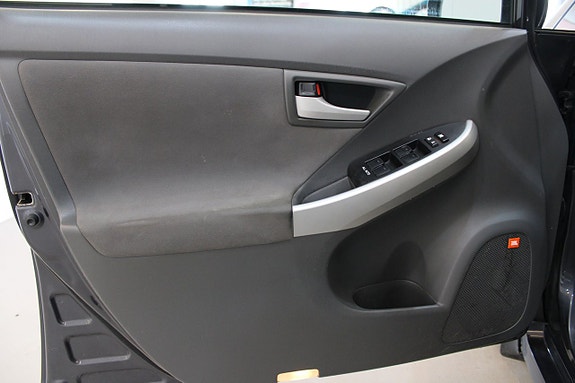 Toyota Prius 6 of 9