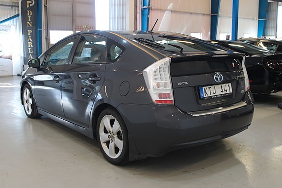 Toyota Prius 4 of 5
