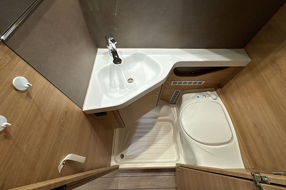 Knaus Sudwind 650 UX 14 of 17