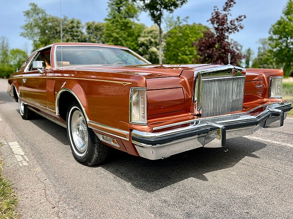 Lincoln Continental 3 of 5