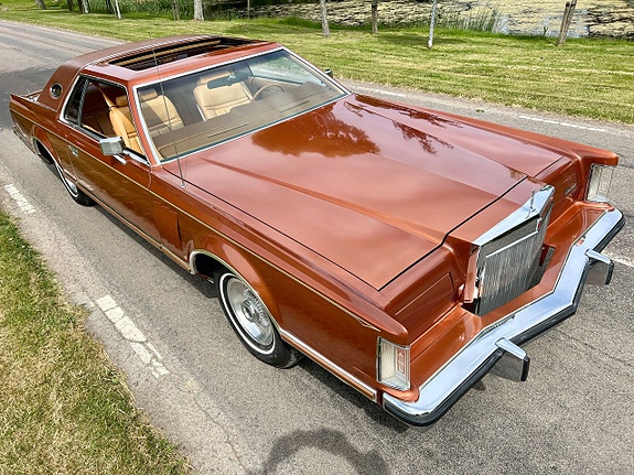 Lincoln Continental 11 of 20