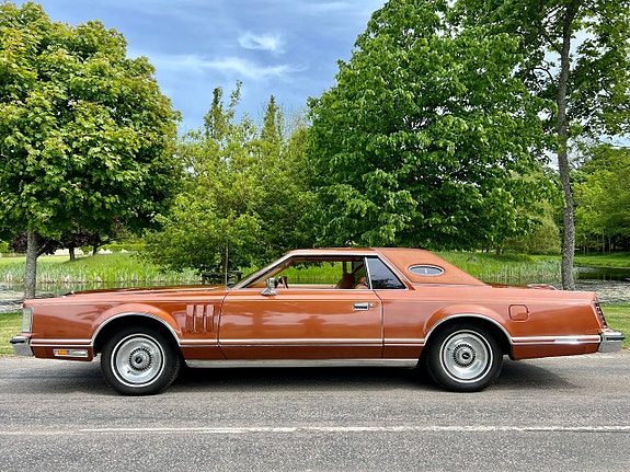Lincoln Continental 4 of 5