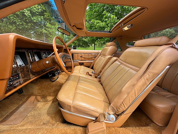 Lincoln Continental 2 of 5