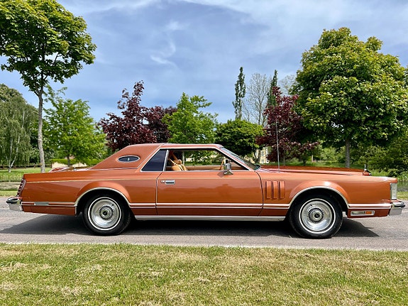 Lincoln Continental 8 of 20