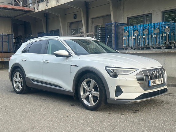 Audi e-tron 10 of 20