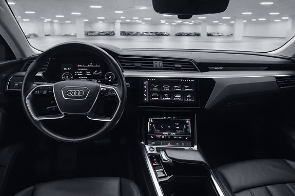 Audi e-tron 4 of 20