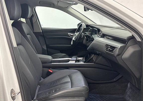 Audi e-tron 8 of 20