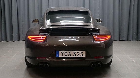 Porsche 911 Carrera 3 of 5