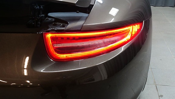 Porsche 911 Carrera 4 of 5