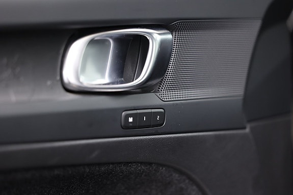 Volvo XC40 17 of 25
