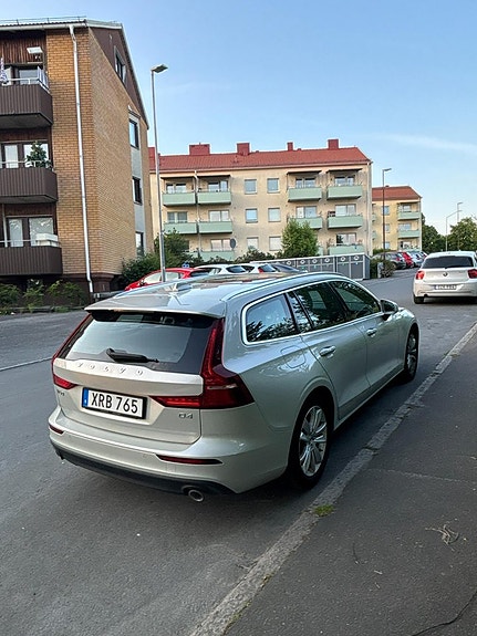Volvo V60 2 of 5