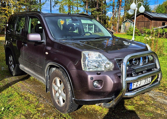 Nissan X-Trail 3 of 8