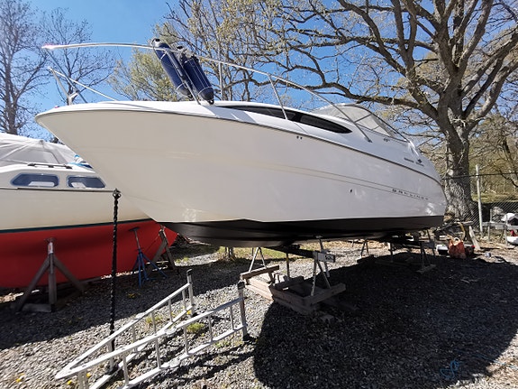 Bayliner 2455 Ciera – 2000
Mercruiser 5.0 V8 • Nyrenoverat drev • 3 of 5