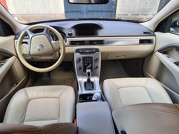 Volvo V70 2 of 10