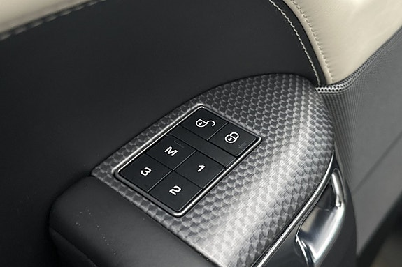 Land Rover Range Rover Sport 16 of 30