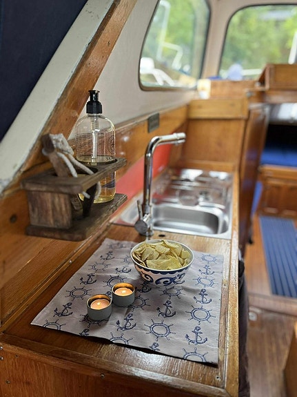 Caravelle 33 – Flytande sommarstuga med diesel 3 of 9