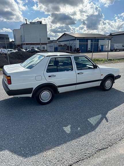 Volkswagen Jetta 2 of 5