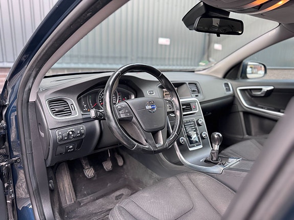 Volvo V60 2 of 5