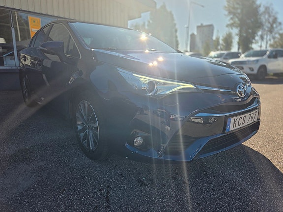 Toyota Avensis 2 of 5