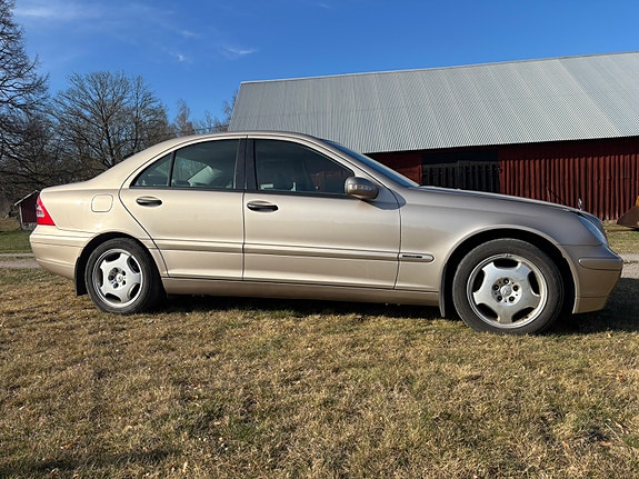 Mercedes-Benz C240 5 of 6