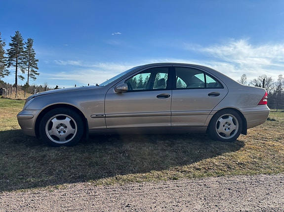 Mercedes-Benz C240 6 of 6