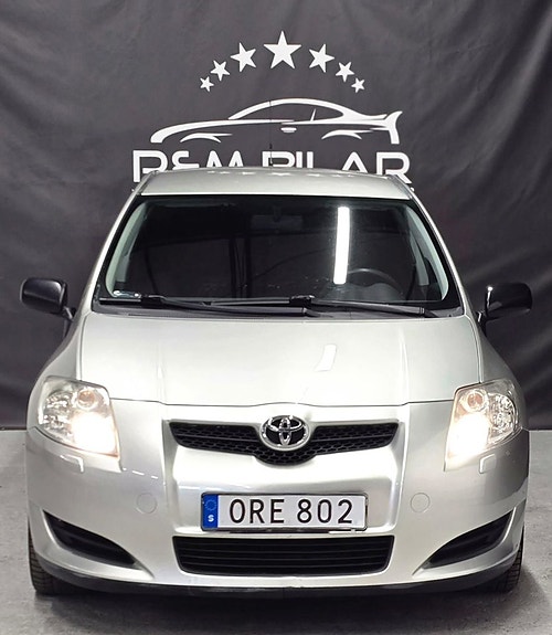 Toyota Auris 2 of 27