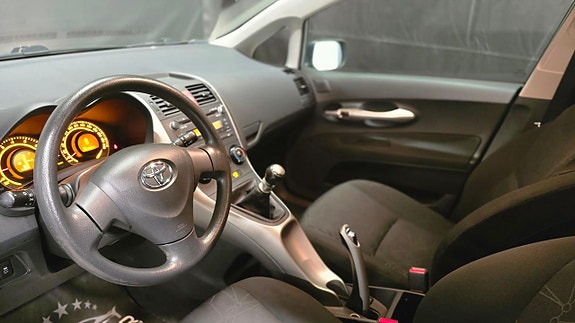Toyota Auris 9 of 27