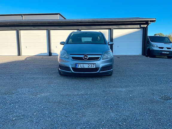 Opel Zafira 3 of 5