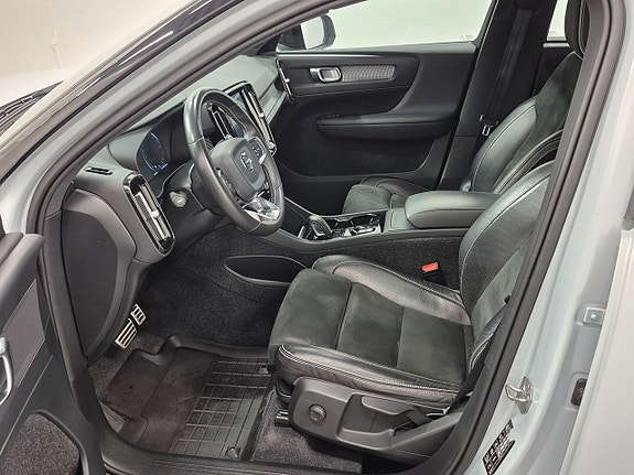 Volvo XC40 2 of 5