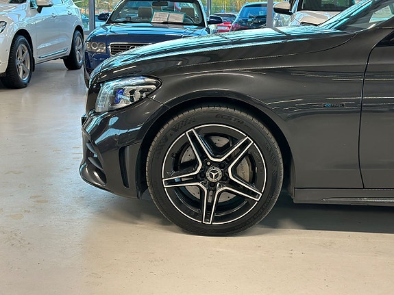 Mercedes-Benz C300 4 of 5