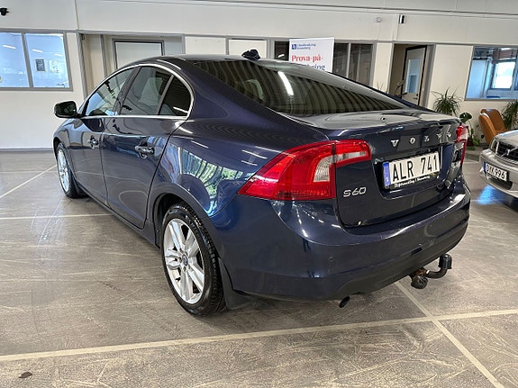 Volvo S60 4 of 5