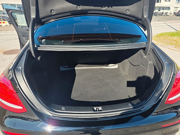 Mercedes-Benz E220 12 of 12