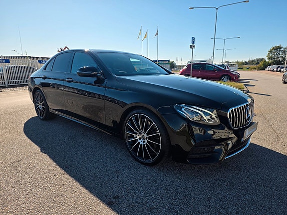 Mercedes-Benz E220 2 of 12
