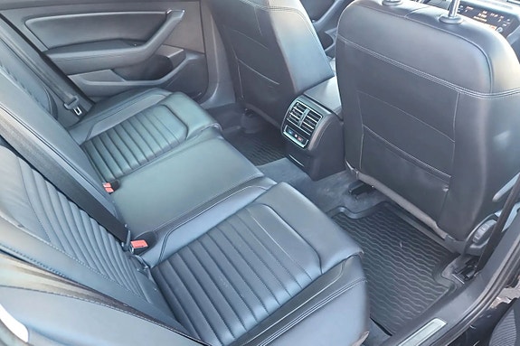 Volkswagen Passat 8 of 21