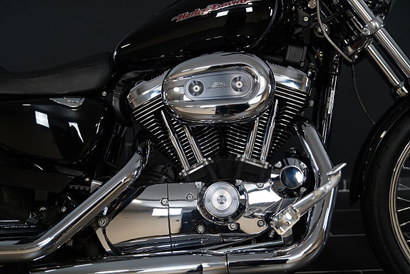 Harley-Davidson Sportster 1200 Custom 8 of 14