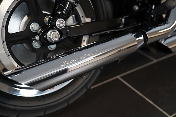 Harley-Davidson Sportster 1200 Custom 9 of 14