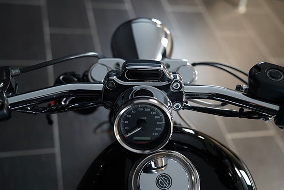 Harley-Davidson Sportster 1200 Custom 11 of 14