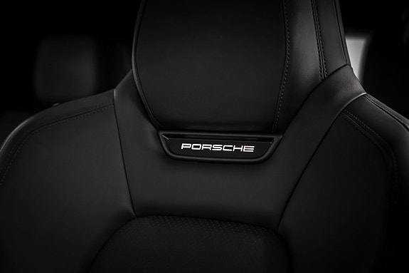 Porsche Macan 4 18 of 27