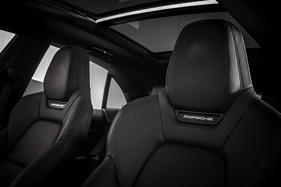 Porsche Macan 4 17 of 27