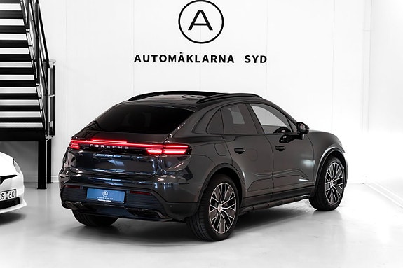 Porsche Macan 4 20 of 27