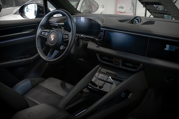 Porsche Macan 4 10 of 27