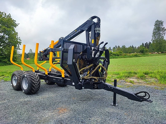 Skogsvagn Country 9 ton med 7 m kran