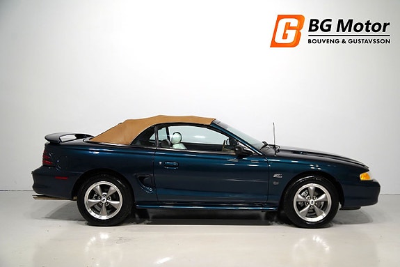 Ford Mustang 2 of 5