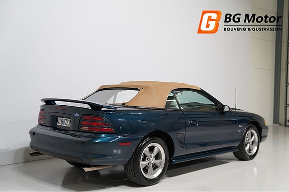 Ford Mustang 3 of 5