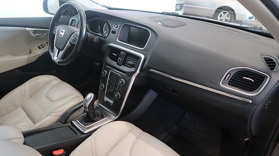 Volvo V40 10 of 16