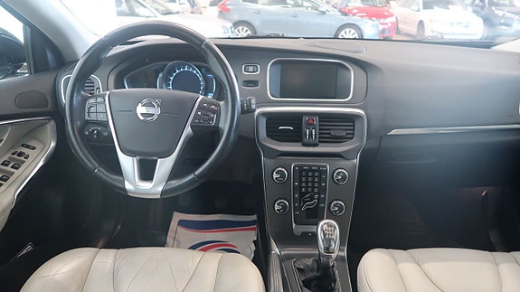 Volvo V40 11 of 16
