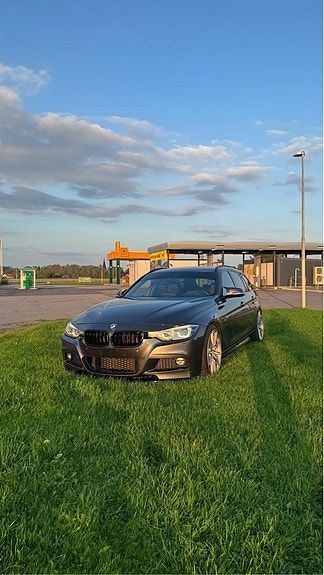 BMW 330i 3 of 5